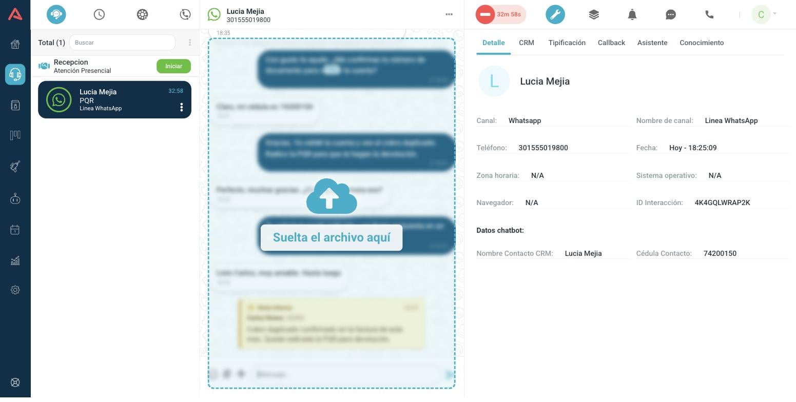 La conversación marcada con un borde punteado y el aviso de soltar el archivo aquí